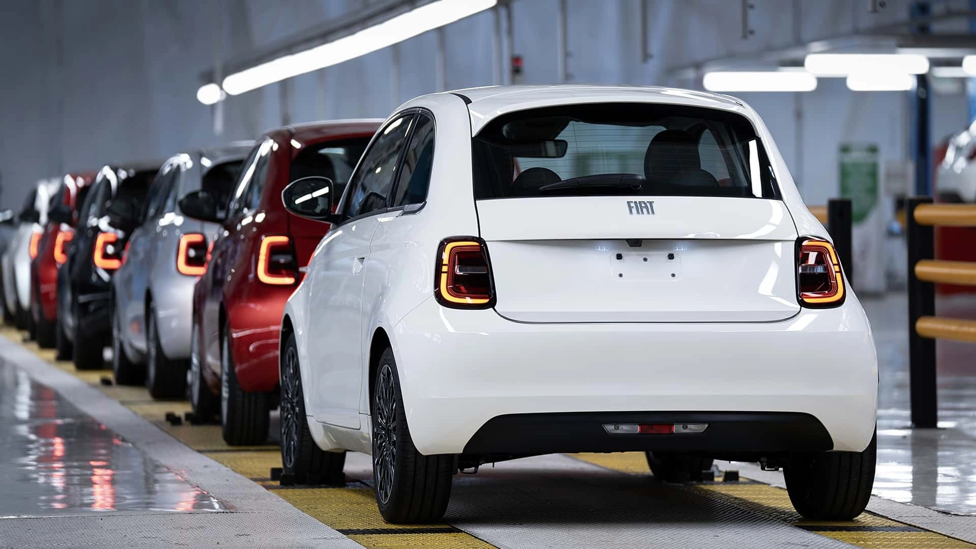 Nuova fiat 500 hybrid 2025 le prime foto (4)